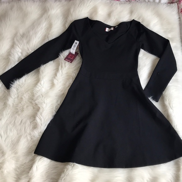 Aritzia Dresses & Skirts - NWT Aritzia Sunday Best Black Dress
